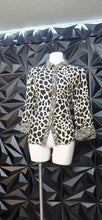 Load image into Gallery viewer, Alfred Dunner animal print blouse          sz large
