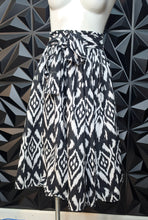 Load image into Gallery viewer, Black/White printed flare skirt          sz free size
