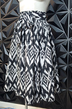 Load image into Gallery viewer, Black/White printed flare skirt          sz free size
