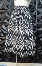 Load image into Gallery viewer, Black/White printed flare skirt          sz free size
