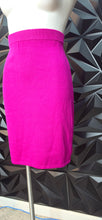 Load image into Gallery viewer, St John pink knit skirt               sz untagged, best fitting sz 12-14
