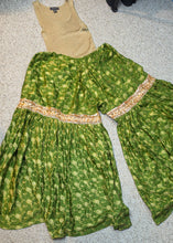 Load image into Gallery viewer, Green extra wide leg pant/top 2 piece set  sz med-1x
