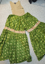 Load image into Gallery viewer, Green extra wide leg pant/top 2 piece set  sz med-1x
