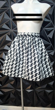 Load image into Gallery viewer, Express fit and flare skirt            sz 6
