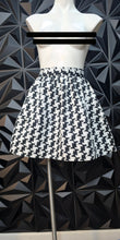 Load image into Gallery viewer, Express fit and flare skirt            sz 6
