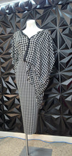 Load image into Gallery viewer, Houndstooth pencil skirt/box print blouse 2 piece set     sz 3xl, 18/20
