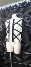 Load image into Gallery viewer, Ivy chic  black and white blazer               sz small
