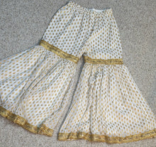 Load image into Gallery viewer, Gold/white extra wide leg pant                      sz untagged, Best fitting sz large(10-14)

