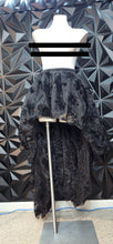 Load image into Gallery viewer, Floral embossed high low skirt         sz small
