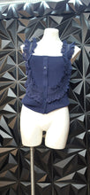 Load image into Gallery viewer, Flint &amp; Moss ruffled top          sz small-large
