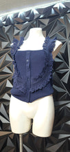 Load image into Gallery viewer, Flint &amp; Moss ruffled top          sz small-large
