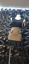 Load image into Gallery viewer, Kate Kasin houndstooth pleated skirt             sz large
