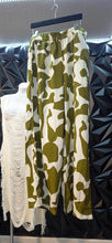Load image into Gallery viewer, NWT green and white wide leg pant            sz 1x (14 fit)
