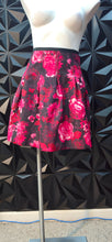 Load image into Gallery viewer, Gap floral skirt                  sz 6
