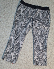Load image into Gallery viewer, Worthington paisley designed ankle pants           sz 16
