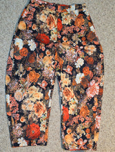 Load image into Gallery viewer, Shein Floral lightweight barrel pant           sz 0xl (12-14)
