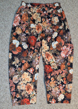 Load image into Gallery viewer, Shein Floral lightweight barrel pant           sz 0xl (12-14)
