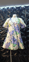 Load image into Gallery viewer, Floral print baby doll dress             sz untagged, best fitting sz small

