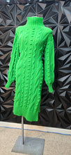 Load image into Gallery viewer, Long green dotted sweater           sz untagged, best fitting large-1x
