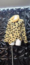Load image into Gallery viewer, Cheetah print sweater               sz large
