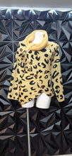 Load image into Gallery viewer, Cheetah print sweater               sz large
