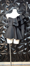 Load image into Gallery viewer, Black 1 arm ruffled flare top                 sz small

