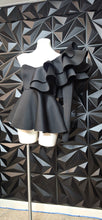 Load image into Gallery viewer, Black 1 arm ruffled flare top                 sz small
