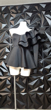 Load image into Gallery viewer, Black 1 arm ruffled flare top                 sz small

