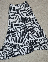 Load image into Gallery viewer, House of Harlow black and white skirt         sz xs-sm

