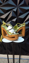 Load image into Gallery viewer, Brand new Azalea Wang green snake wedge      Size 8
