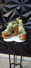 Load image into Gallery viewer, Brand new Azalea Wang green snake wedge      Size 8
