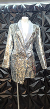 Load image into Gallery viewer, Unique 21 silver sequin blazer                    sz large, best fitting sz medium
