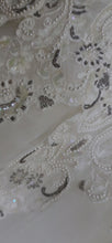 Load and play video in Gallery viewer, Beautiful Wedding Gown   sz 8/10
