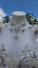 Load and play video in Gallery viewer, Beautiful Wedding Gown   sz 8/10
